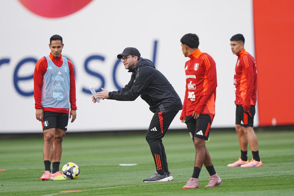 Manuel Barreto inició su proceso de transición como técnico interino de Perú. (Foto: FPF)