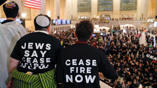 La gente se manifiesta pidiendo un alto el fuego en Gaza en una protesta en la Estación Grand Central de la ciudad de Nueva York el 27 de octubre de 2023.(Foto de Kena Betancur/AFP).
