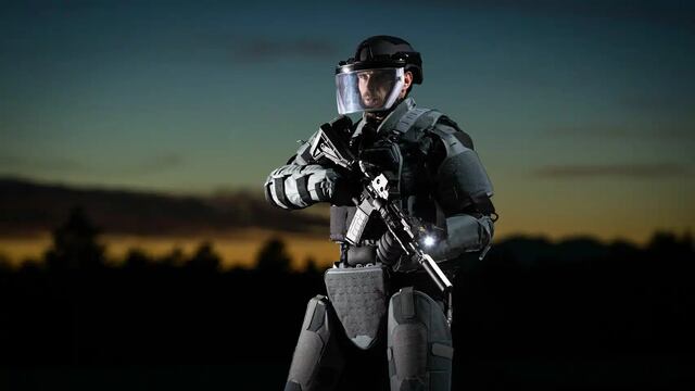 Del videojuego a la realidad: así es el exoesqueleto militar antibalas de titanio | VIDEO
