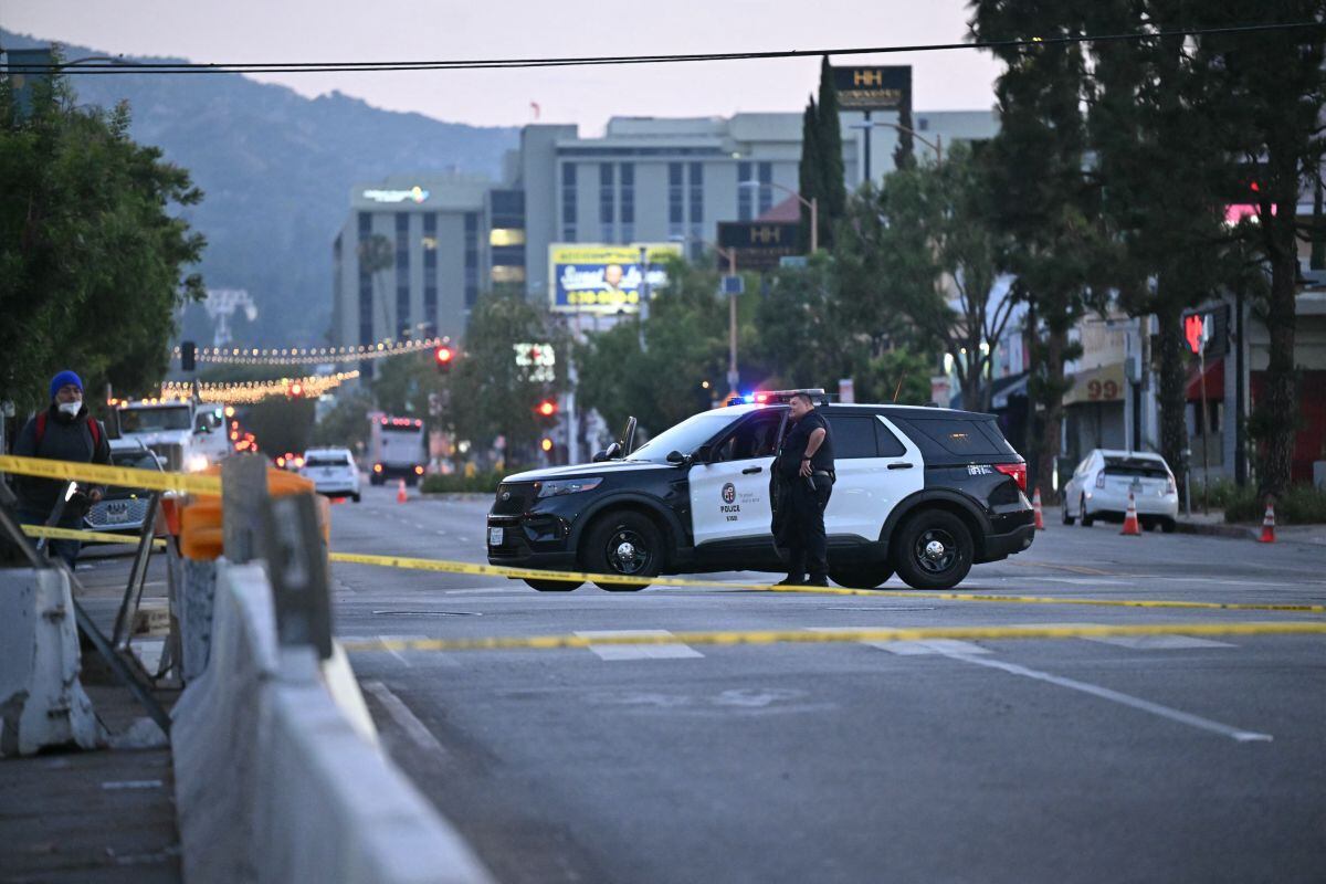 Un agente asegura la escena cerca de un vehículo accidentado que arrolló a una multitud en Hollywood en la madrugada del 19 de julio de 2025, hiriendo a 30 personas. Foto: Robyn BECK / AFP