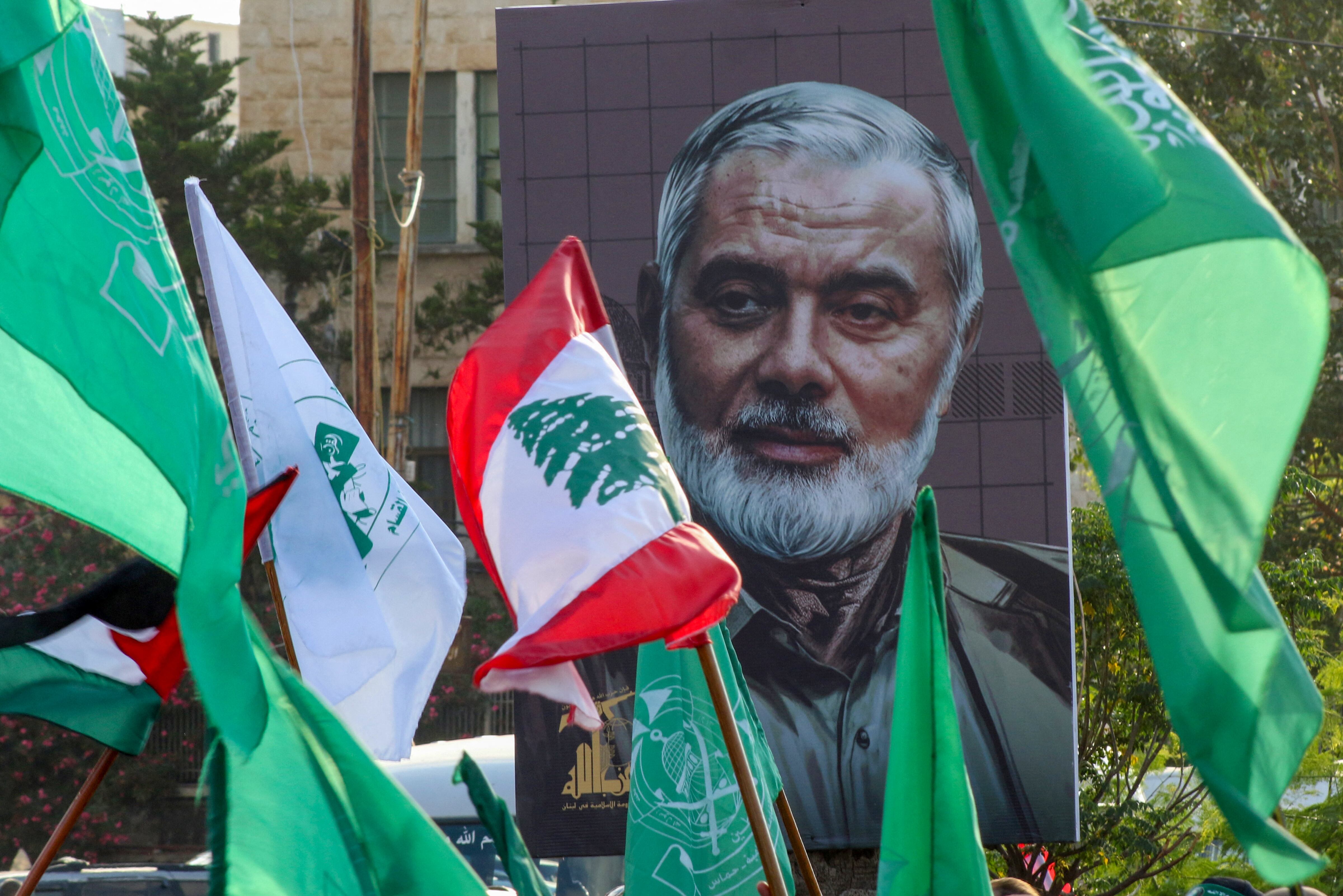 Un retrato del líder asesinado de Hamás, Ismail Haniyeh, se muestra durante una manifestación en la ciudad costera libanesa de Sidón, el 2 de agosto de 2024. (Foto de Mahmoud ZAYYAT / AFP).