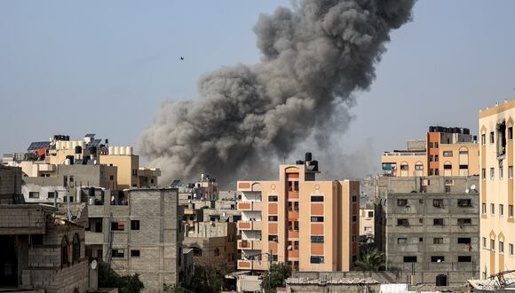 Una columna de humo que se eleva durante el bombardeo israelí en la ciudad de Gaza el 18 de abril de 2024 en medio del conflicto en curso en el territorio palestino entre Israel y el grupo militante Hamás. (Foto de AFP/referencial)