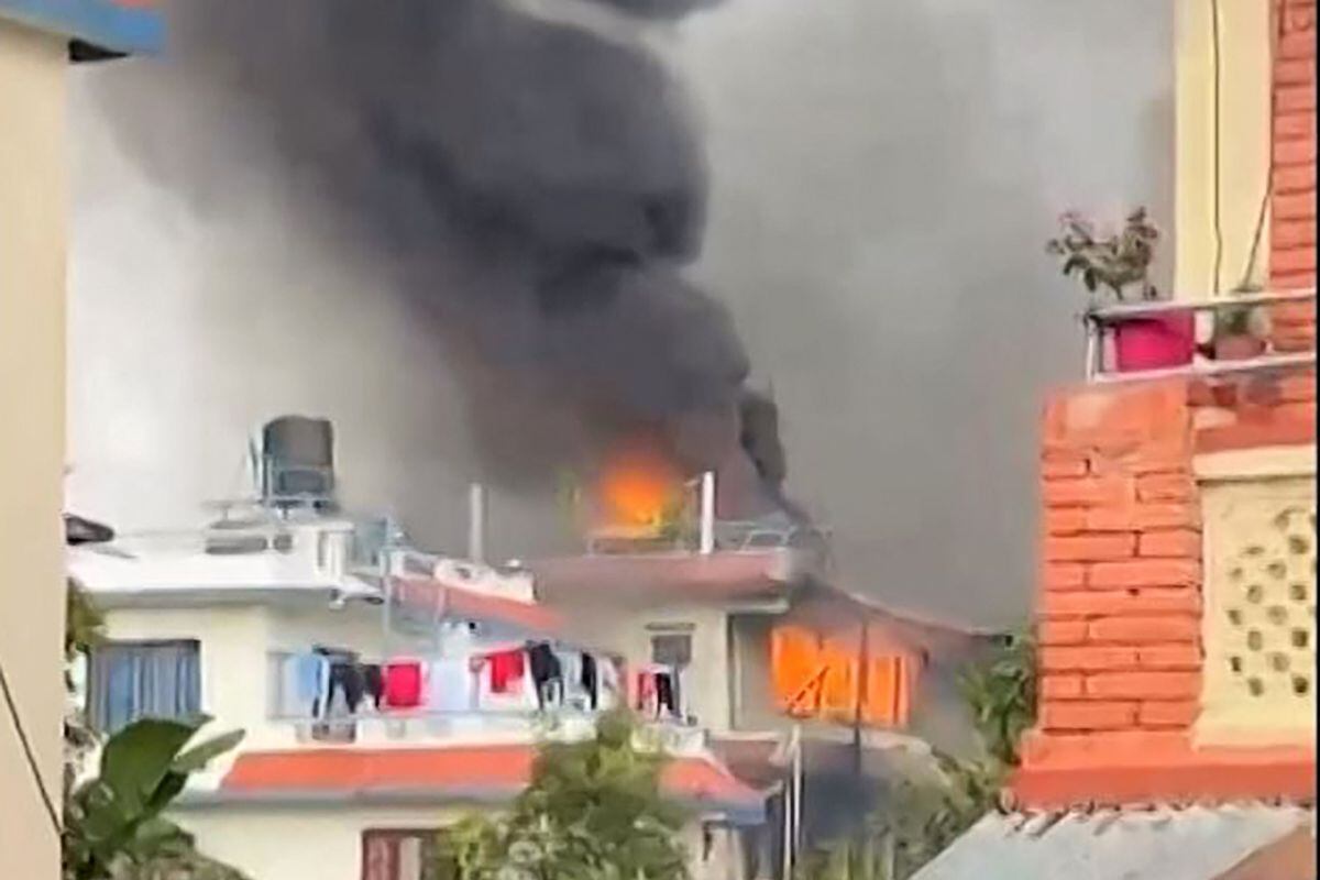 Jóvenes manifestantes grabaron el incendio en la residencia de KP Sharma Oli, quien dimitió como primer ministro de Nepal, por las protestas en las calles. Foto: Ujjwal Dhungana / AFPTV / AFP