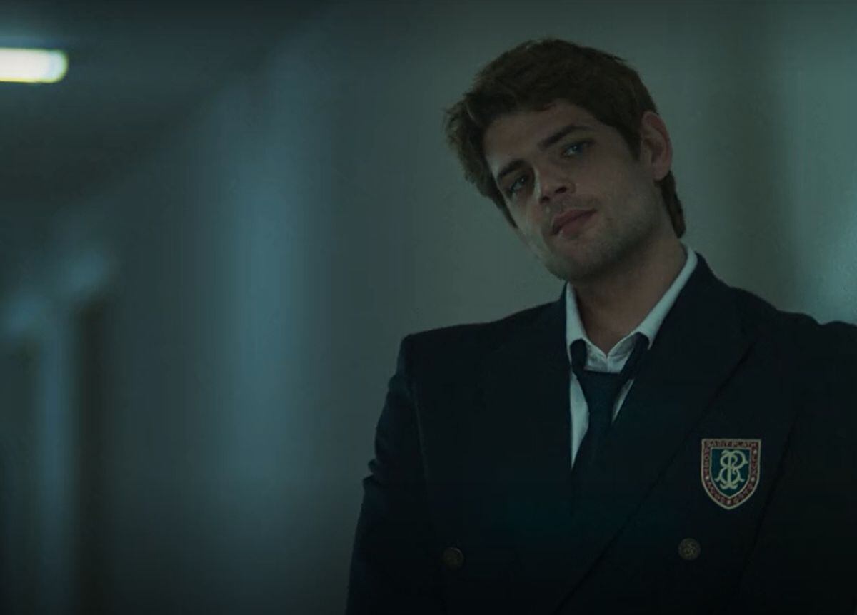 En "Mala influencia", Eros mirando de lejos a Reese, a quien debe cuidar en la escuela (Foto: Nadie es perfecto / N&L Films / Wattpad Webtoon Studios)