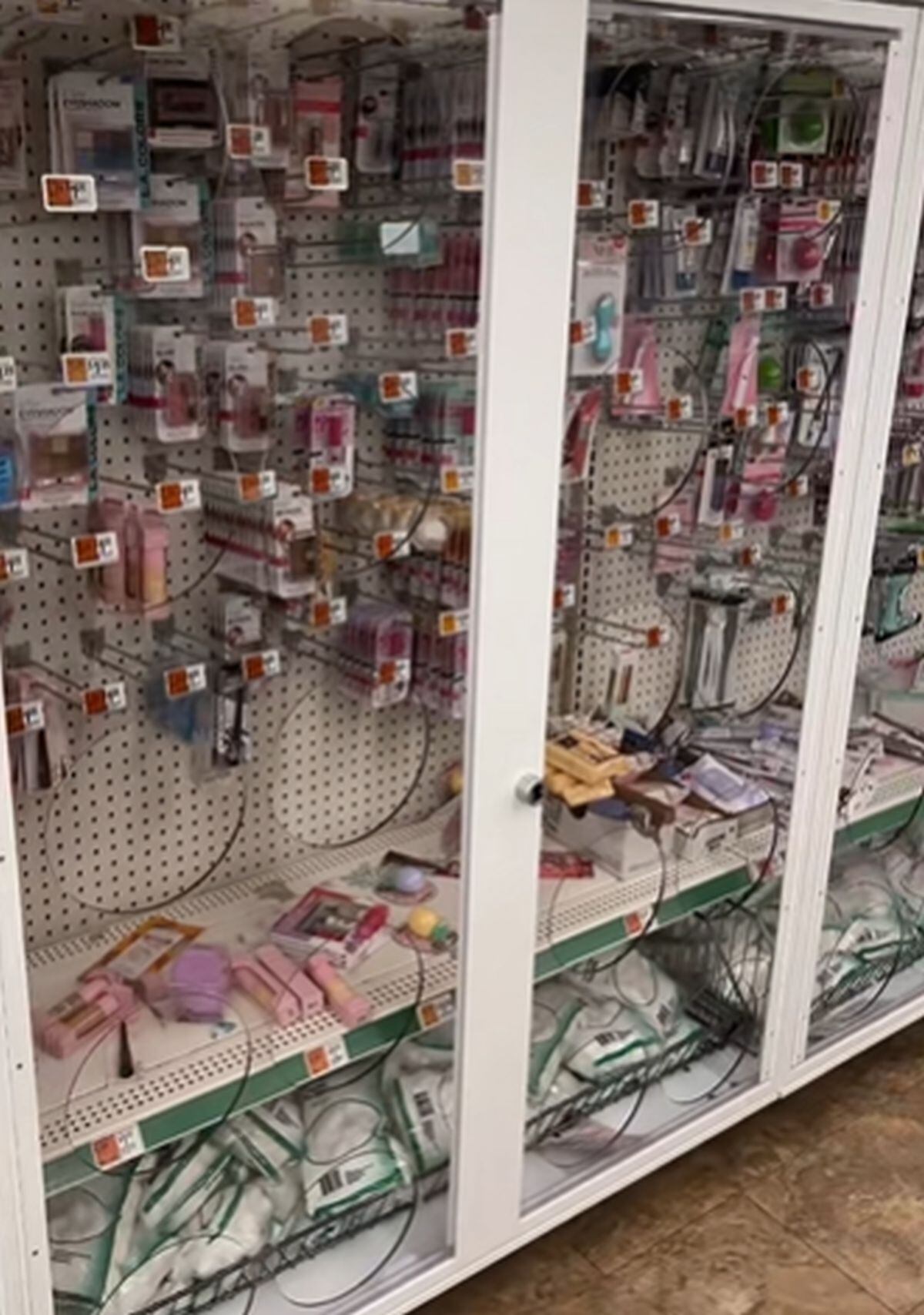 En Dollar Tree, ahora los estantes de productos tienen vidrios con agujeros para evitar el robo de sus productos (Foto: Kim Nuzzolo / TikTok)