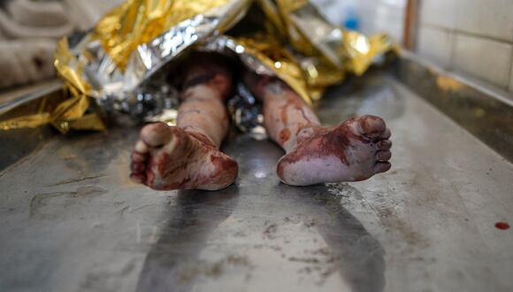 El cuerpo de un niño que murió tras el bombardeo israelí nocturno en al-Maghazi, en el centro de la Franja de Gaza, yace en la morgue del hospital de los Mártires de Aqsa en Deir el-Balah el 25 de junio de 2024 en medio de el actual conflicto en el territorio palestino entre Israel y Hamás. (Foto de Bashar TALEB / AFP)
