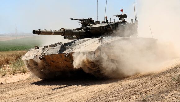 Un tanque de batalla del ejército israelí se mueve cerca de la frontera con la Franja de Gaza en un lugar del sur de Israel el 15 de mayo de 2024. (Foto de JACK GUEZ / AFP).