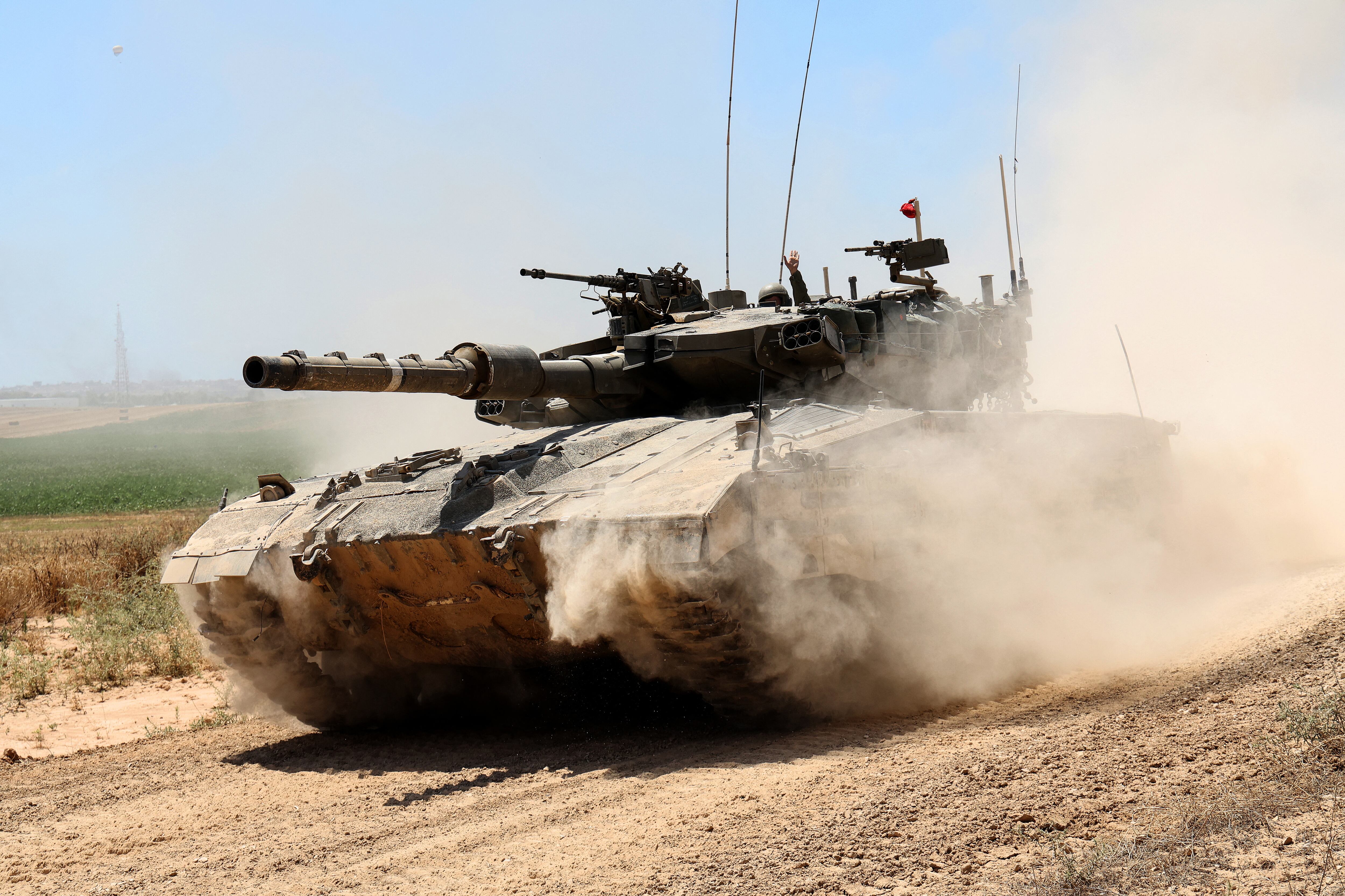 Un tanque de batalla del ejército israelí se mueve cerca de la frontera con la Franja de Gaza en un lugar del sur de Israel el 15 de mayo de 2024. (Foto de JACK GUEZ / AFP).