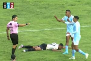 Con ayuda del VAR: Kevin Ortega anula penal cobrado a favor de la ‘U’ | VIDEO