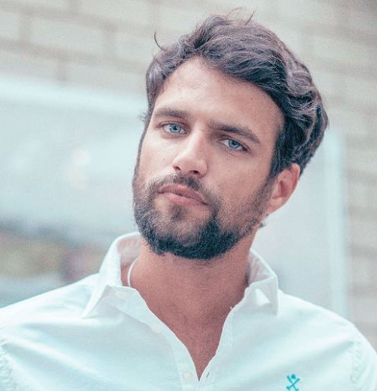 Aquí luciendo una camisa blanca (Foto: Jesús Castro / Instagram)