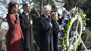 Presidente Obama, Bill Clinton y sus esposas rinden honores a John F. Kennedy por 50 años de su muerte [FOTOS]