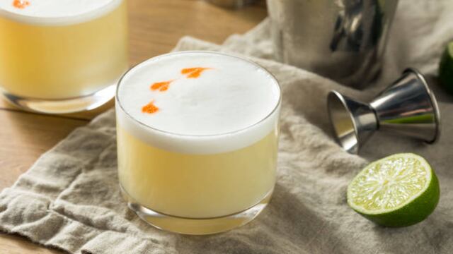 ¿Piensas organizar una reunión por Fiestas Patrias? Sigue estos sencillos pasos para sorprender a tus invitados con un delicioso Pisco Sour. (Fuente: iStock)