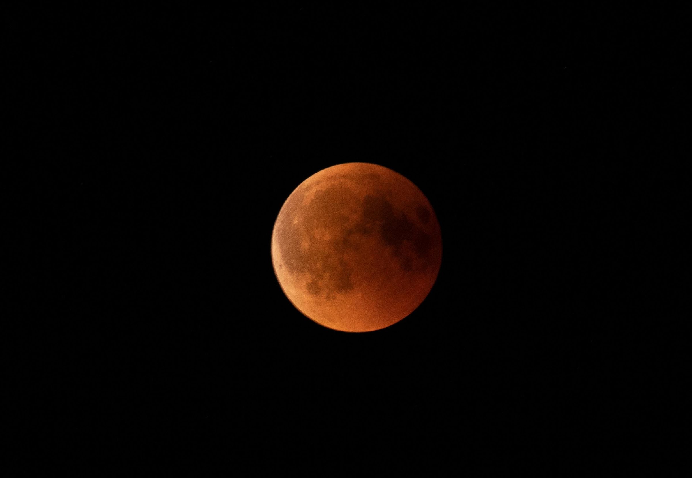 El eclipse lunar también es llamado como luna de sangre por el color naranja rojizo que llega a tener. (Foto: Alex Fu / Pexels)