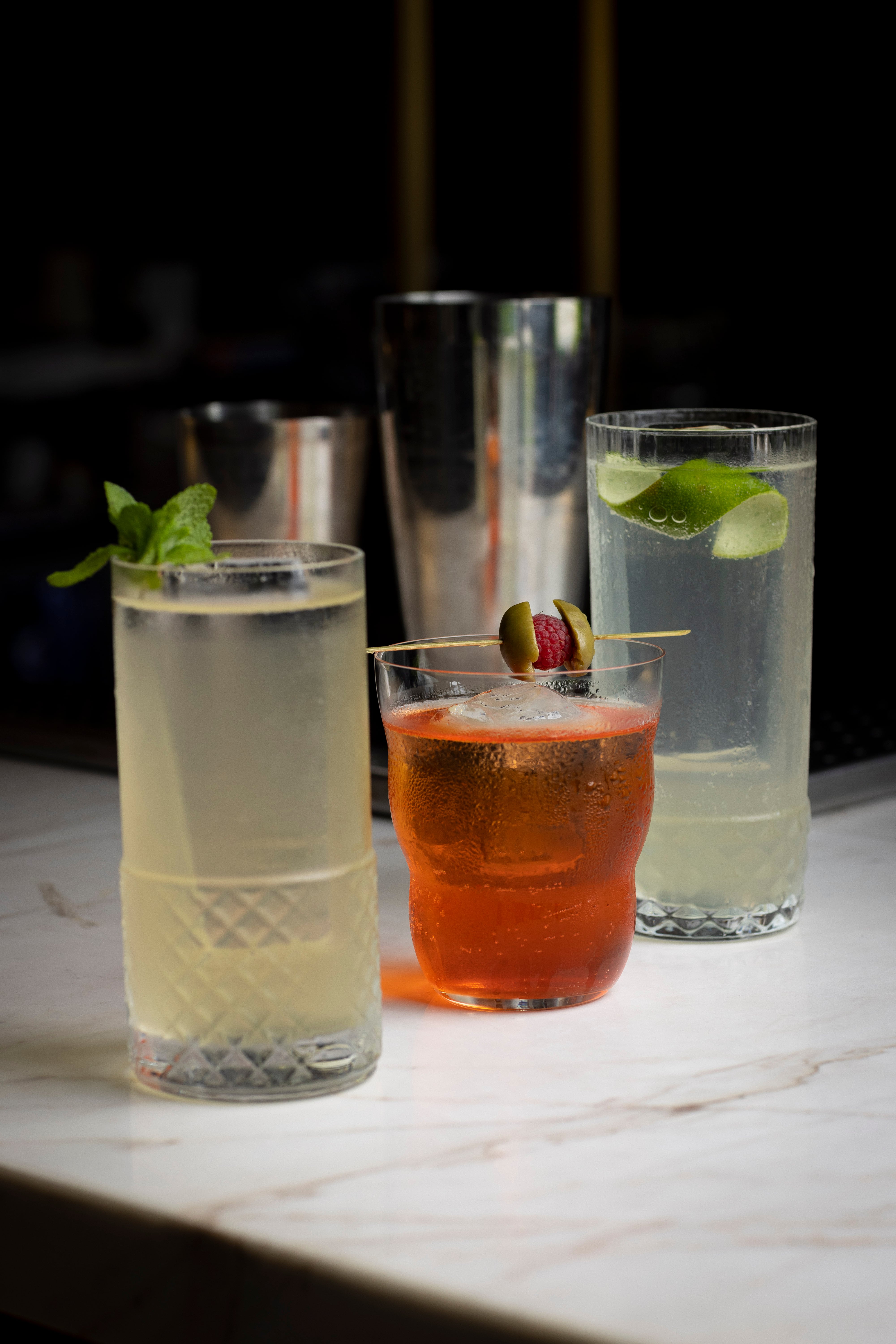 La trinidad de Cecilia Monzón. Primero está el cóctel Saya (pisco Don Reynaldo Torontel, Matacuy, piña Golden, lima y ginger beer). Al medio, Flora 2025 (pisco Etelvina Mosto Verde Italia, bitter de moras, óleo de uvas y espumante), y Flora 2024 (pisco Don Reynaldo Torontel, St. Germain, lima, limón y Mr. Perkins Tónica Blossom).