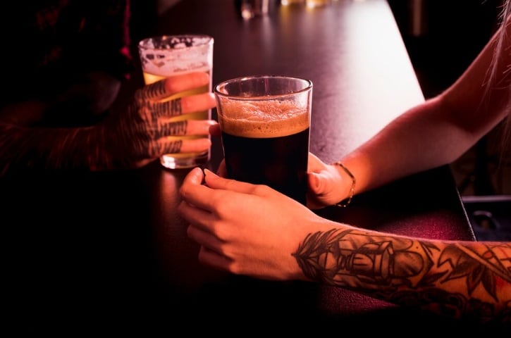 El profesional señaló a la cerveza como la bebida alcohólica menos saludable debido a sus efectos y la forma en que se prepara. (Foto referencial: Freepik)