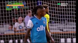 Yordy Reyna disparó para anotar un gol en favor del Charlotte vs. Chelsea, pero chocó en el palo | VIDEO