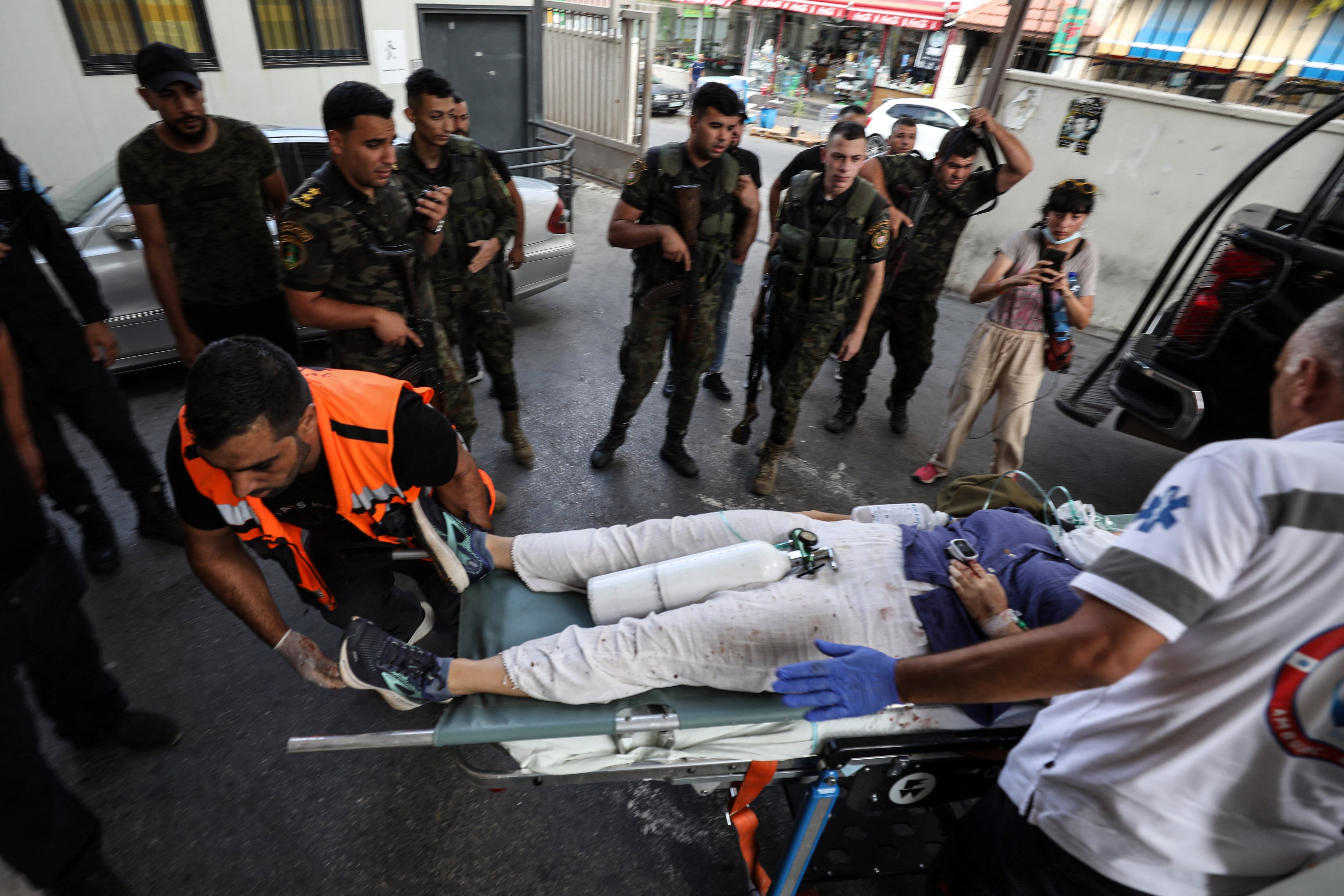 El 6 de septiembre de 2024, médicos trasladan a urgencias de un hospital de Nablus, en Cisjordania ocupada, a un ciudadano estadounidense que, según se informa, recibió una herida de bala en la cabeza. (Foto de AFP)