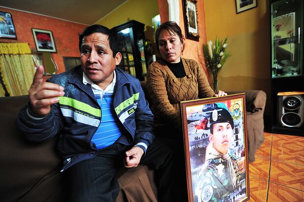 Dionisio Vilca y Reyna Vega, padre y madre de César Vilca. El dolor de la búsqueda del padre de familia concluyó con la resignación de la pérdida de su hijo César a manos de los terroristas senderistas en el VRAE. (Foto: GEC Archivo)  