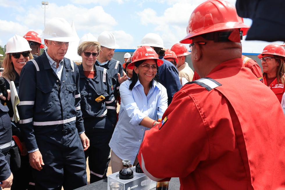 La presidenta interina de Venezuela, Delcy Rodríguez (centro), saludando a un trabajador de la petrolera estatal Petróleos de Venezuela (PDVSA), junto al secretario de Energía de EE. UU., Chris Wright (segundo por la izquierda), y la jefa de la misión diplomática de EE. UU. en Venezuela, Laura F. Dogu. (AFP).