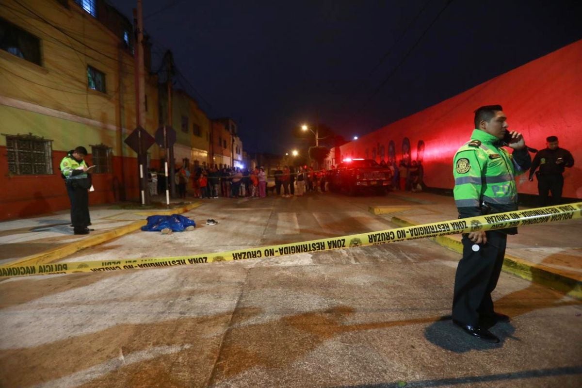 Hasta el lugar de los hechos llegaron efectivos policiales de la comisaría Ciudadela Chalaca para cercar ambas escenas. Fotos: César Grados/@photo.gec