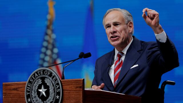 Gobernador de Texas firma una ley que restringe el derecho al voto