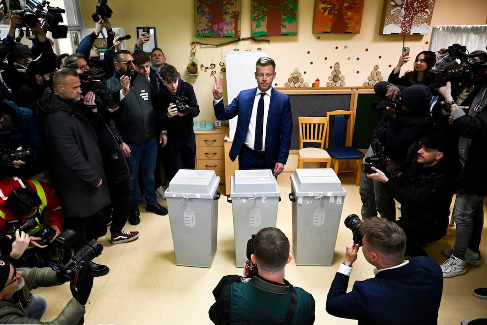El presidente del opositor Partido Tisza, Peter Magyar (centro), hace gestos tras emitir su voto en un colegio electoral durante las elecciones generales en Budapest, Hungría, el 12 de abril de 2026. (EFE/EPA/Robert Hegedus).