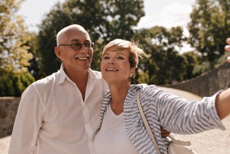 Detectaron que la glándula suprarrenal muestra signos de envejecimiento desde los 30 años, pero el cambio más fuerte ocurre entre los 45 y 55 años. (Foto referencial: Freepik)