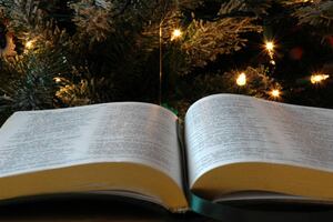 10 Versículos de la Biblia que puedes leer en familia durante Navidad