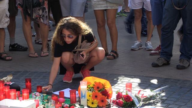 Ataques en España: Barcelona conmocionada un día después de los atentados [VIDEO]