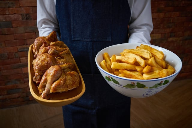 La Granja Azul: En 1949, Roger Schuler abrió el restaurante. Le pidió a su amigo Franz Ulrich que creara una máquina que cocine varios pollos a la vez y así nació el horno a carbón en el que se hace el ya famoso pollo a la brasa. El resto es historia.