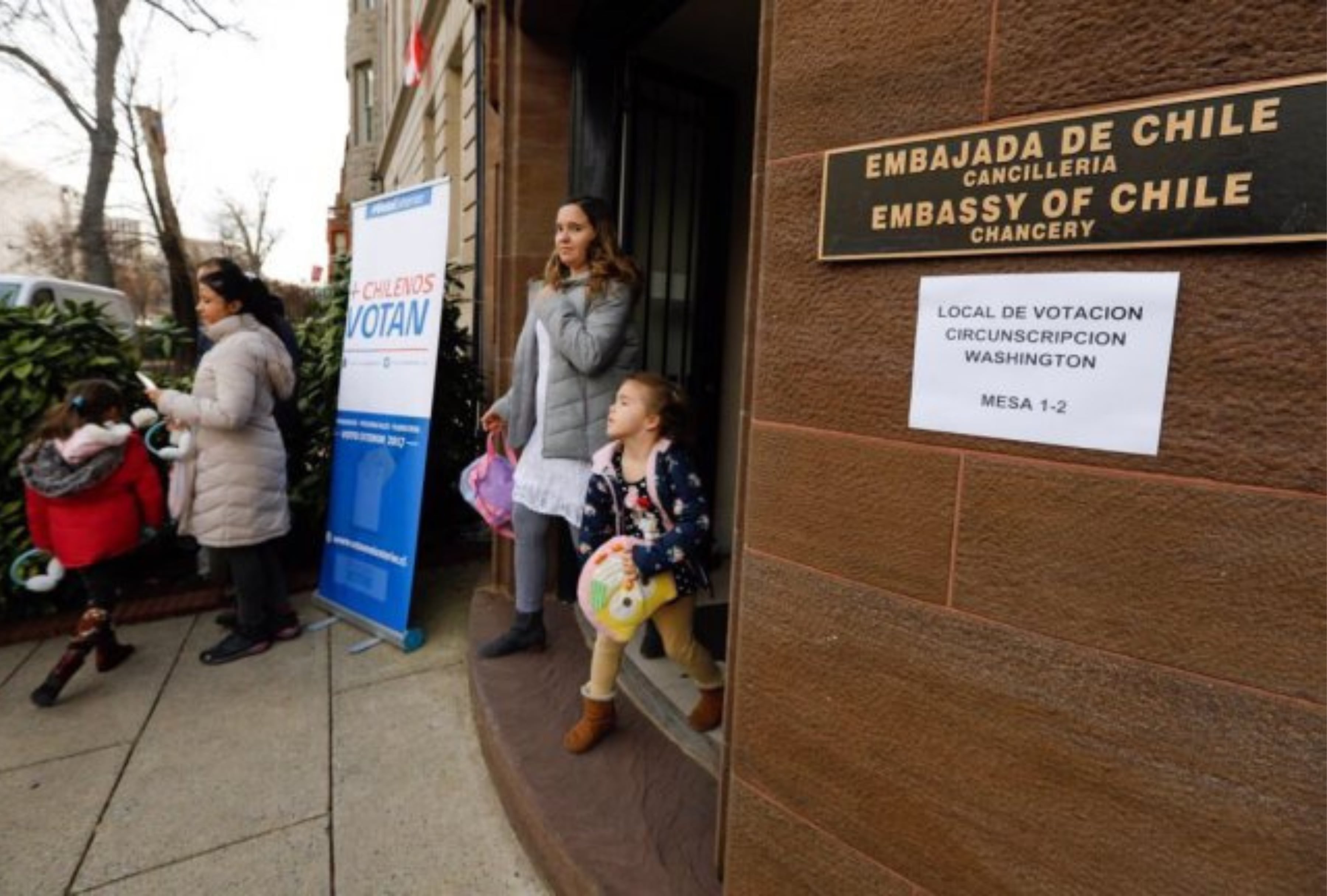 Conoce los horarios oficiales de apertura y cierre de las mesas de votación en EE.UU. para la segunda vuelta presidencial de Chile 2025. ¡Infórmate y participa! | Crédito: chile.gob.cl / Referencial