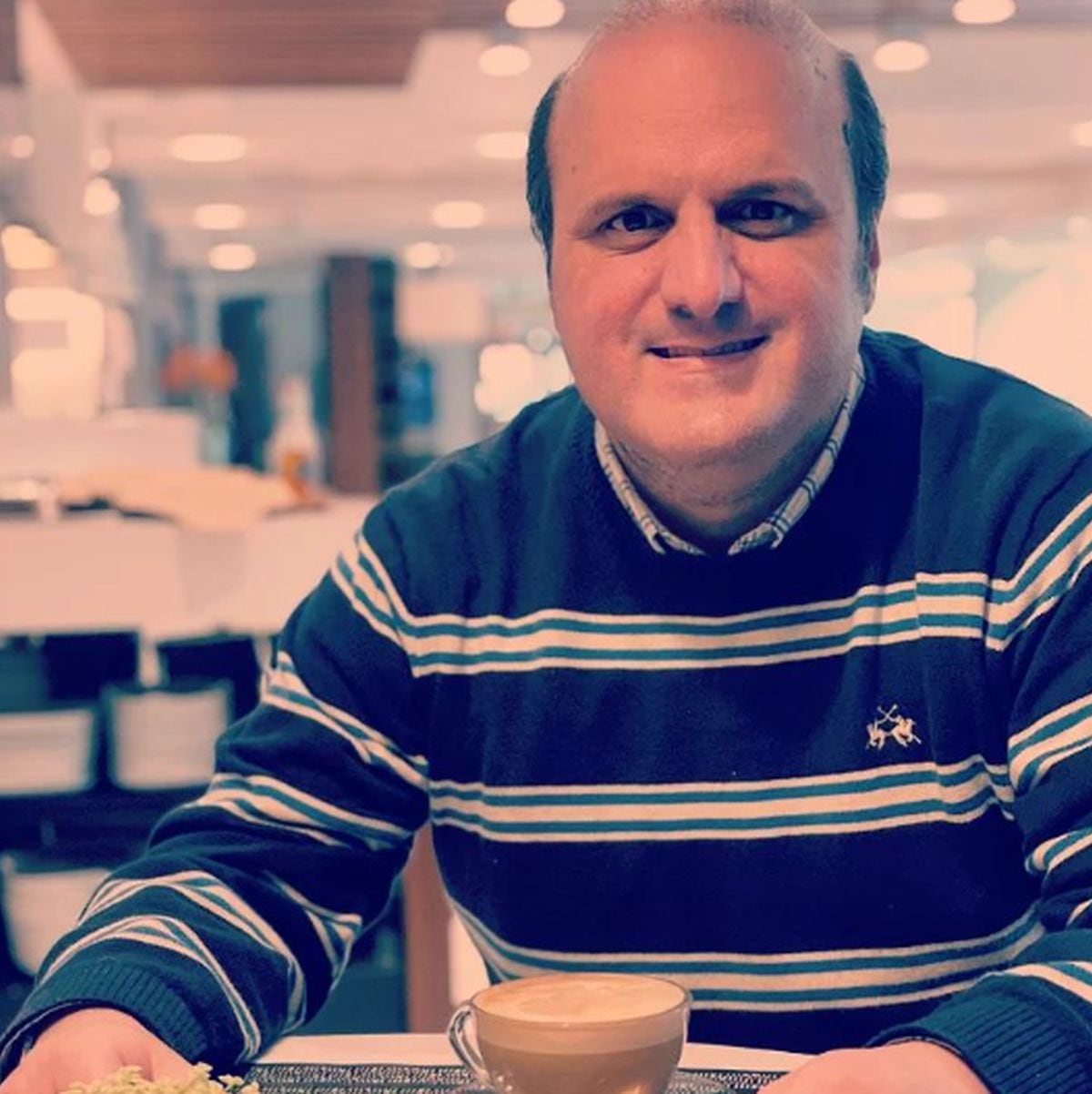 Aquí tomando un café y sonriendo a la cámara (Foto: Luis Salas / Instagram)