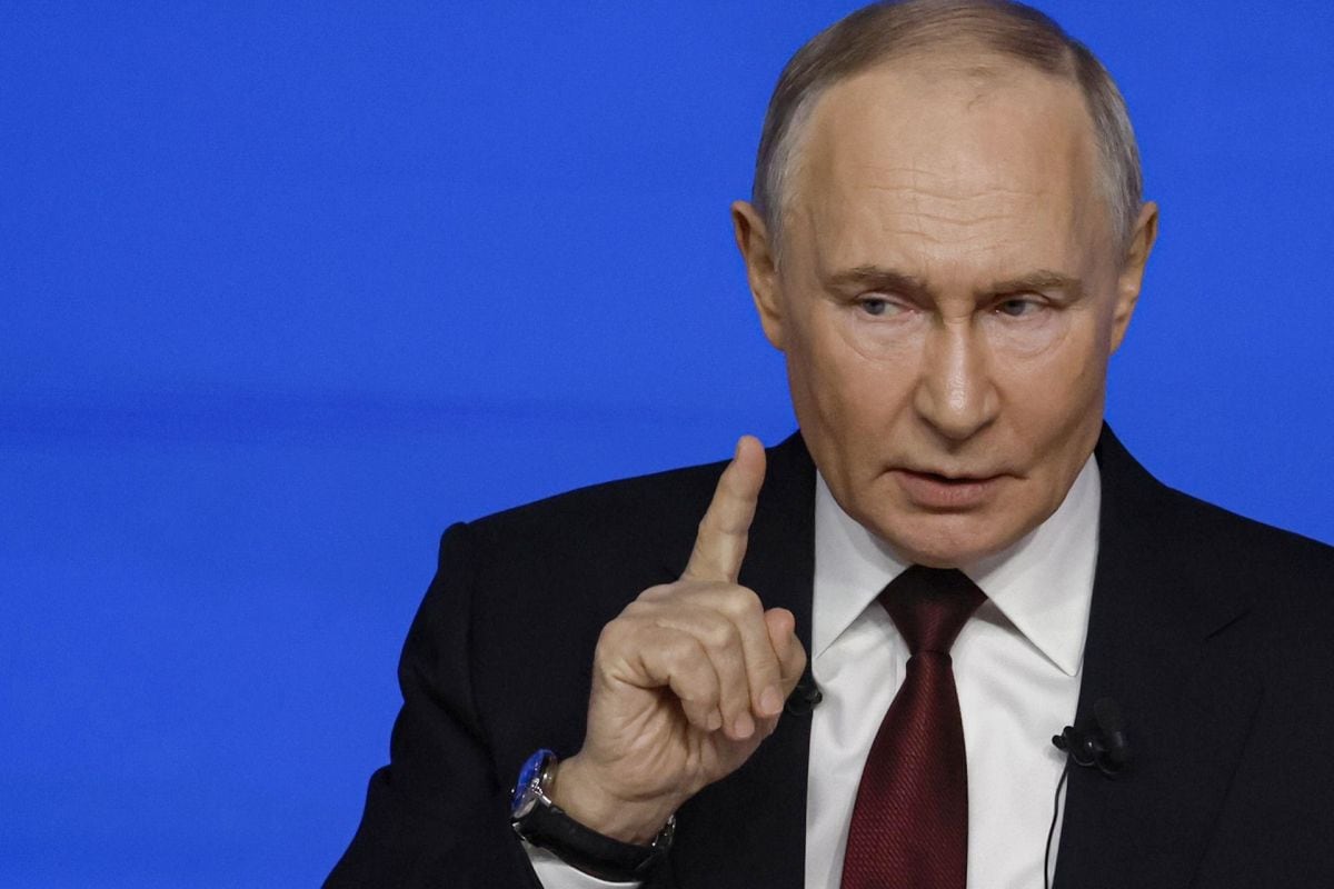 El presidente ruso, Vladimir Putin, durante su conferencia de prensa anual en vivo con medios federales, regionales y extranjeros en el foro Gostiny Dvor de Moscú, Rusia, el 19 de diciembre de 2025. Foto: EFE/EPA/SERGEI ILNITSKY