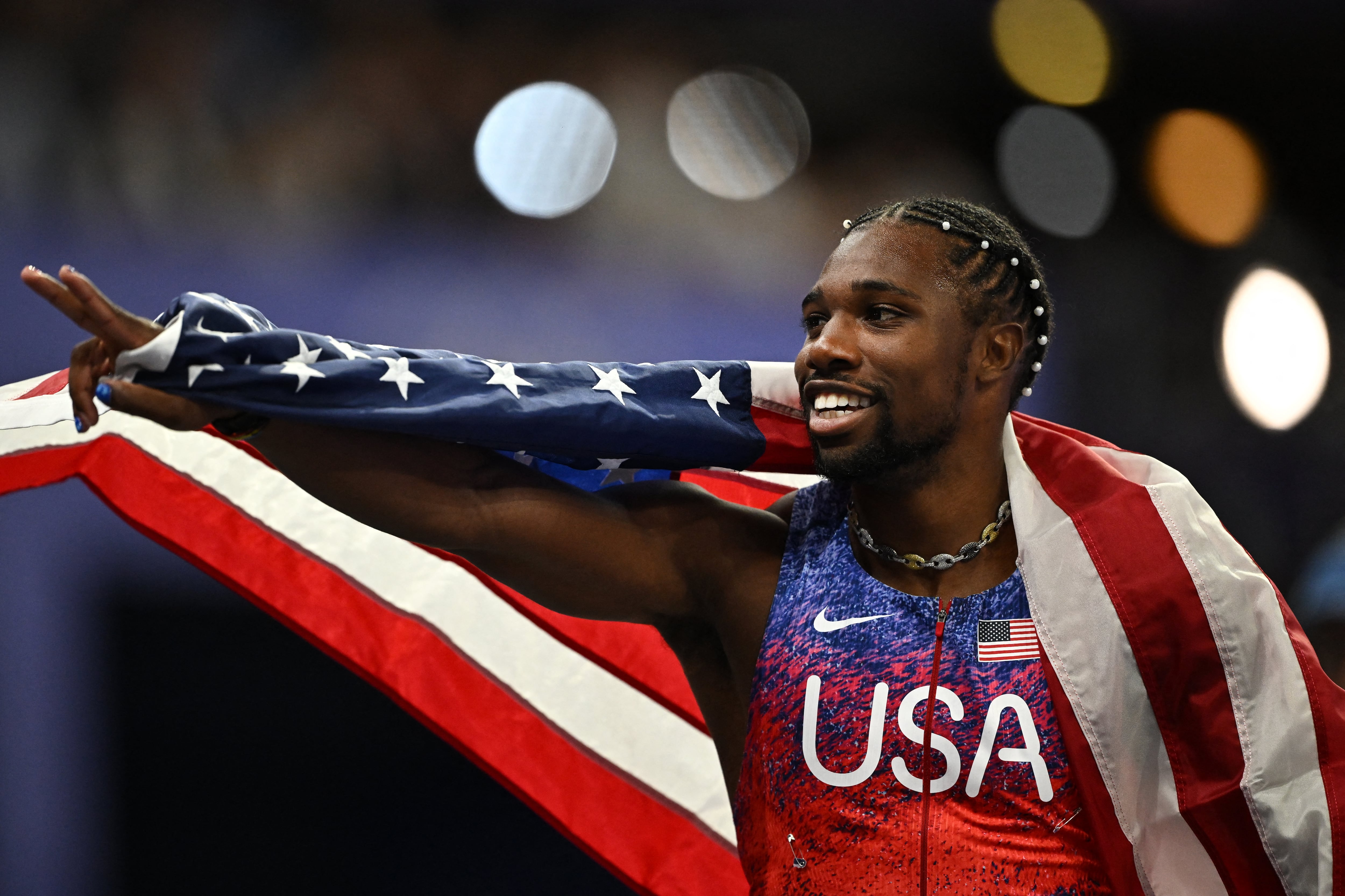 Noah Lyles reacciona después de cruzar la línea de meta en primer lugar, ganando la final masculina de 100 metros de la prueba de atletismo de los Juegos Olímpicos de París 2024. (Foto: Ben STANSALL / AFP)