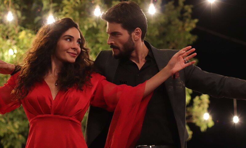 Ebru Şahin y Akın Akınözü son los protagonistas de "Hercai", una de las telenovelas turcas más vistas de los últimos años (Foto: Mia Yapım)