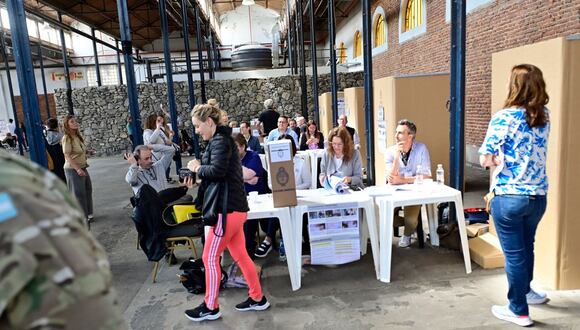 Un indeciso suele sentir que su elección es la mejor entre dos malas opciones. (Foto: Matías Martín Campaya/EFE/referencial)