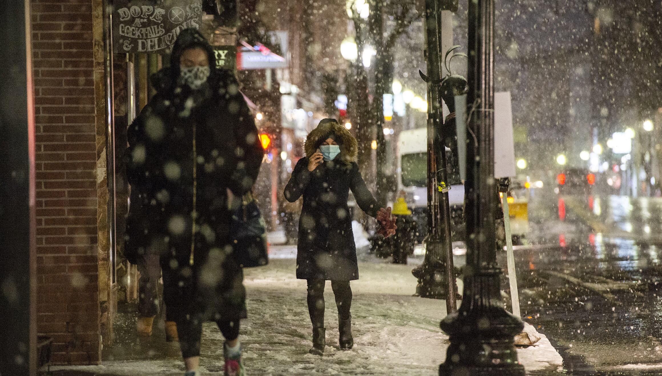 Dos mujeres caminando mientras cae una nevada en el estado de Nueva Jersey (Foto: AFP)