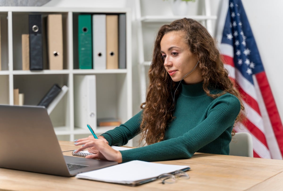 En Estados Unidos, escuelas, bibliotecas y organizaciones ofrecen clases gratuitas de inglés para niños, jóvenes y adultos. | Crédito: Freepik