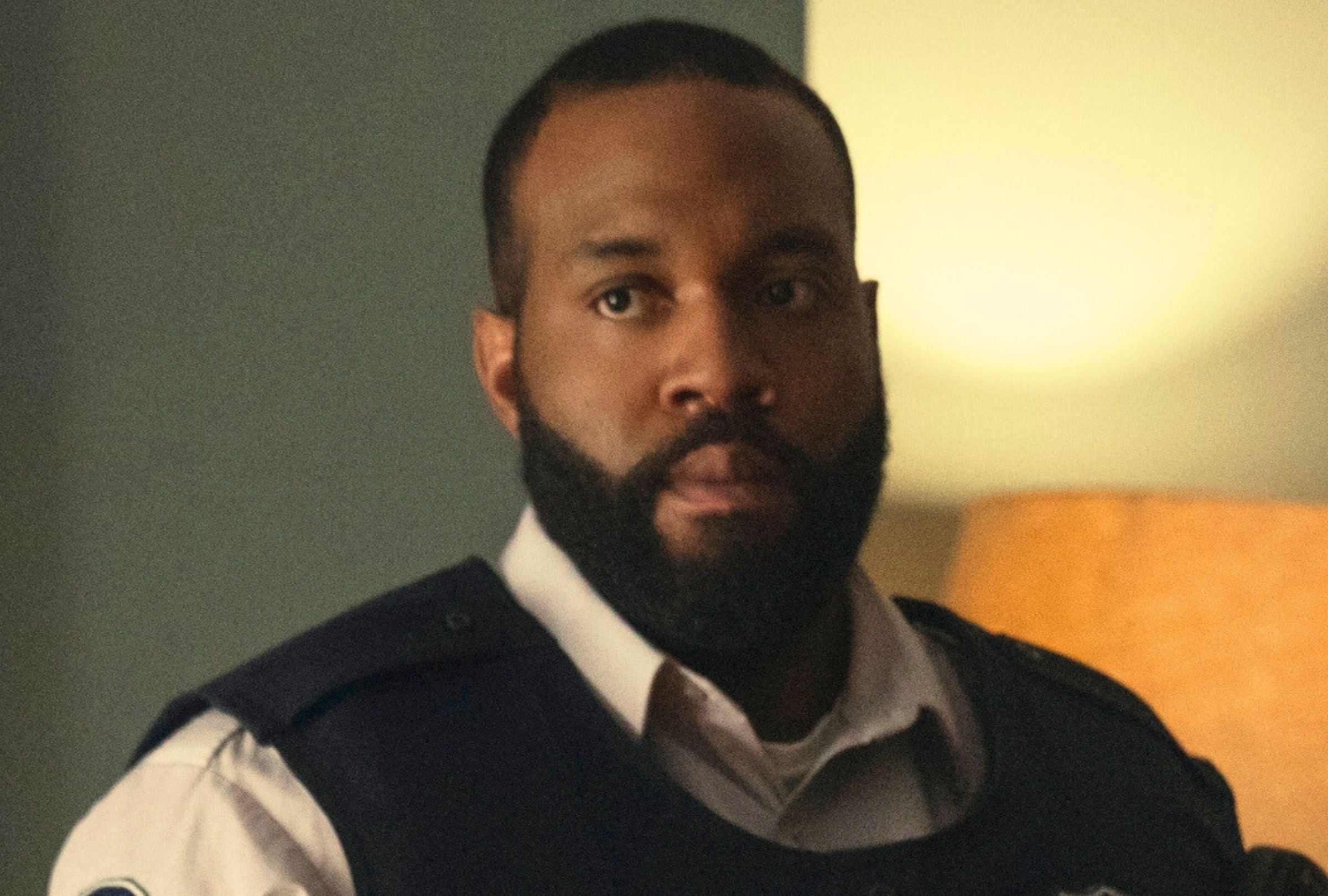Shaq B. Grant como el guardia Willbur en la temporada 2 de la serie "Wednesday" (Foto: Netflix)