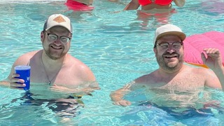 La increíble historia del hombre que encontró a su ‘gemelo’ en una piscina