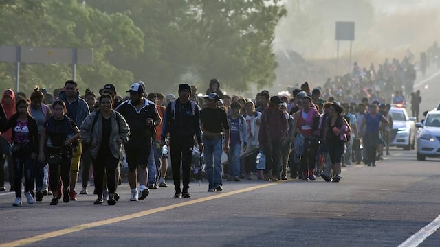 Migrantes reorganizan caravana y avanzan desde el sur de México