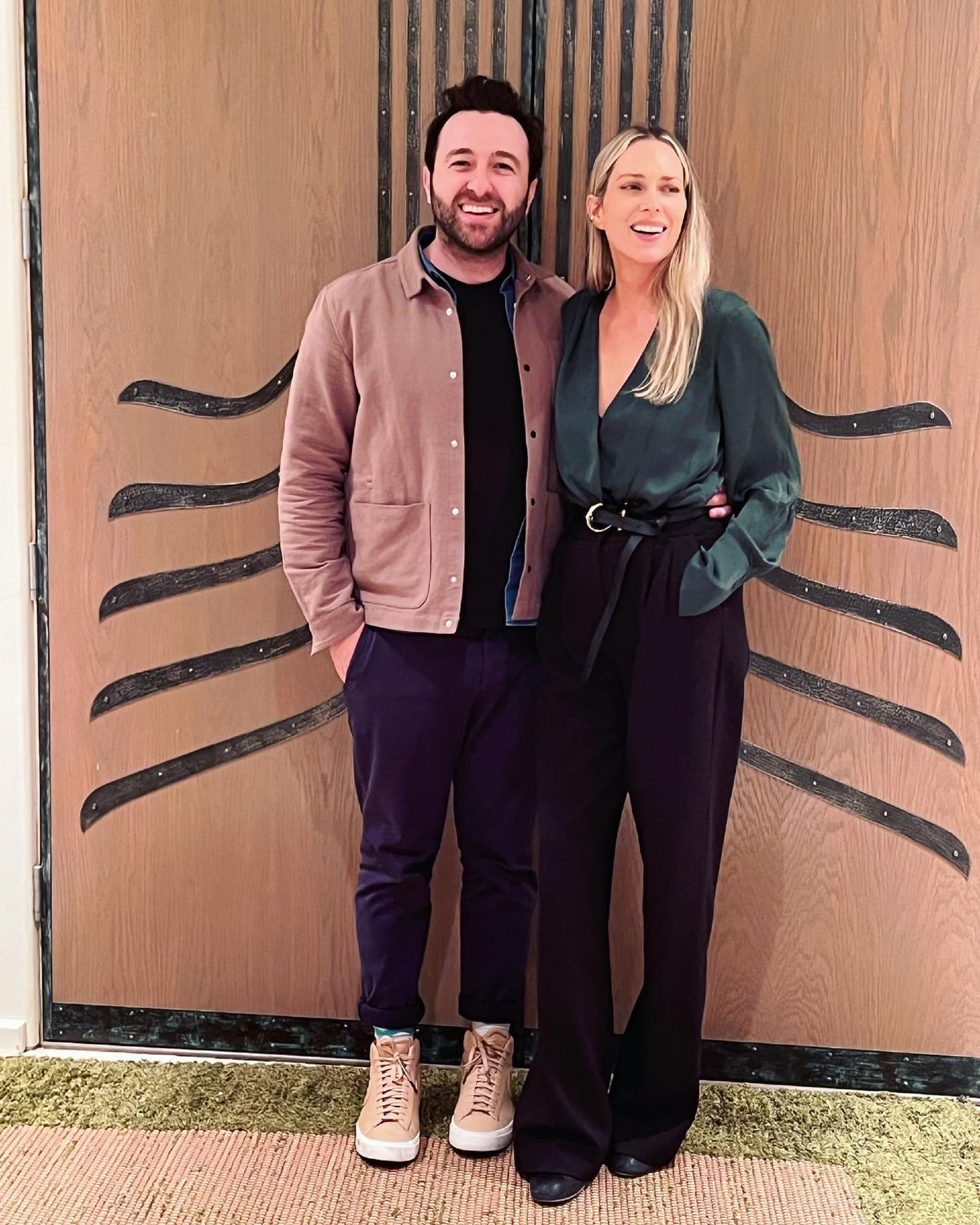 "Nadie quiere esto" está inspirada en la historia de amor real de la creadora Erin Foster con su esposo, Simon Tikhman (Foto: Erin Foster/ Instagram)