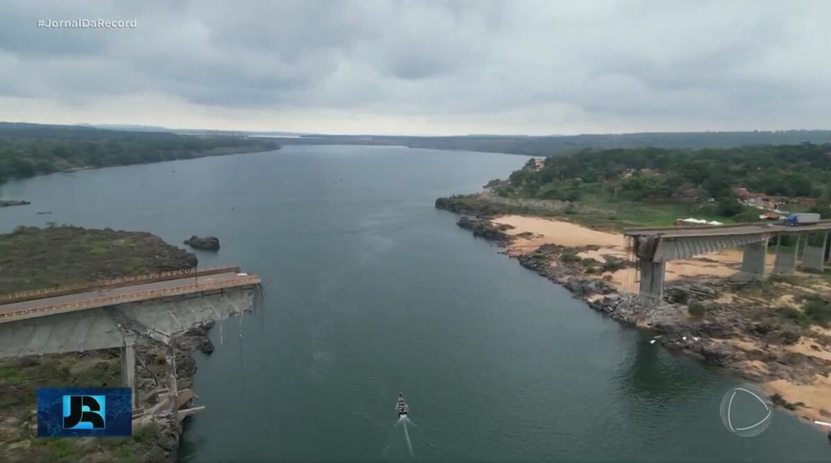 Los restos de un puente tras haberse derrumbrado sobre el río Tocantis, en el norte de Brasil. (Captura de Jornal da Record vía X)