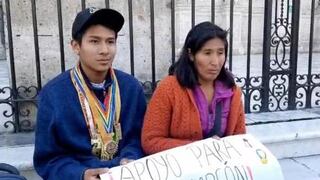 Arequipa: joven ajedrecista vende caramelos y escarapelas junto a su madre para viajar a torneo sudamericano