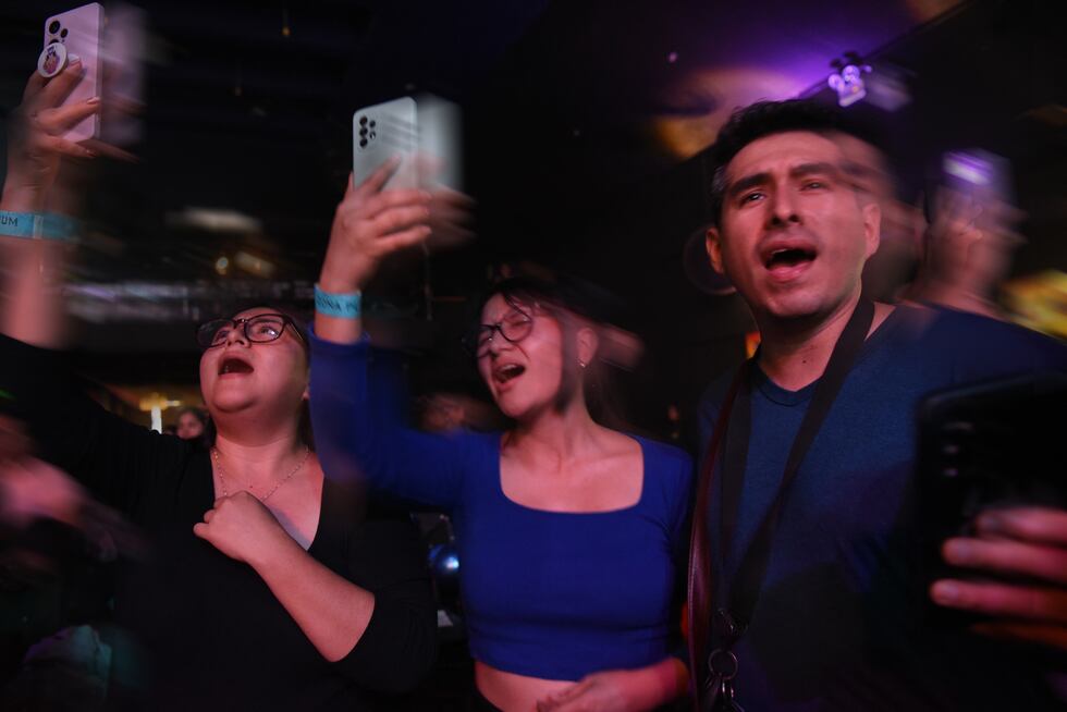 Se cumplían casi dos horas de show y Leo agradecía al público peruano por su compañía para luego desaparecer del escenario. La gente no tardó en invitarlo a regresar y pedir más.