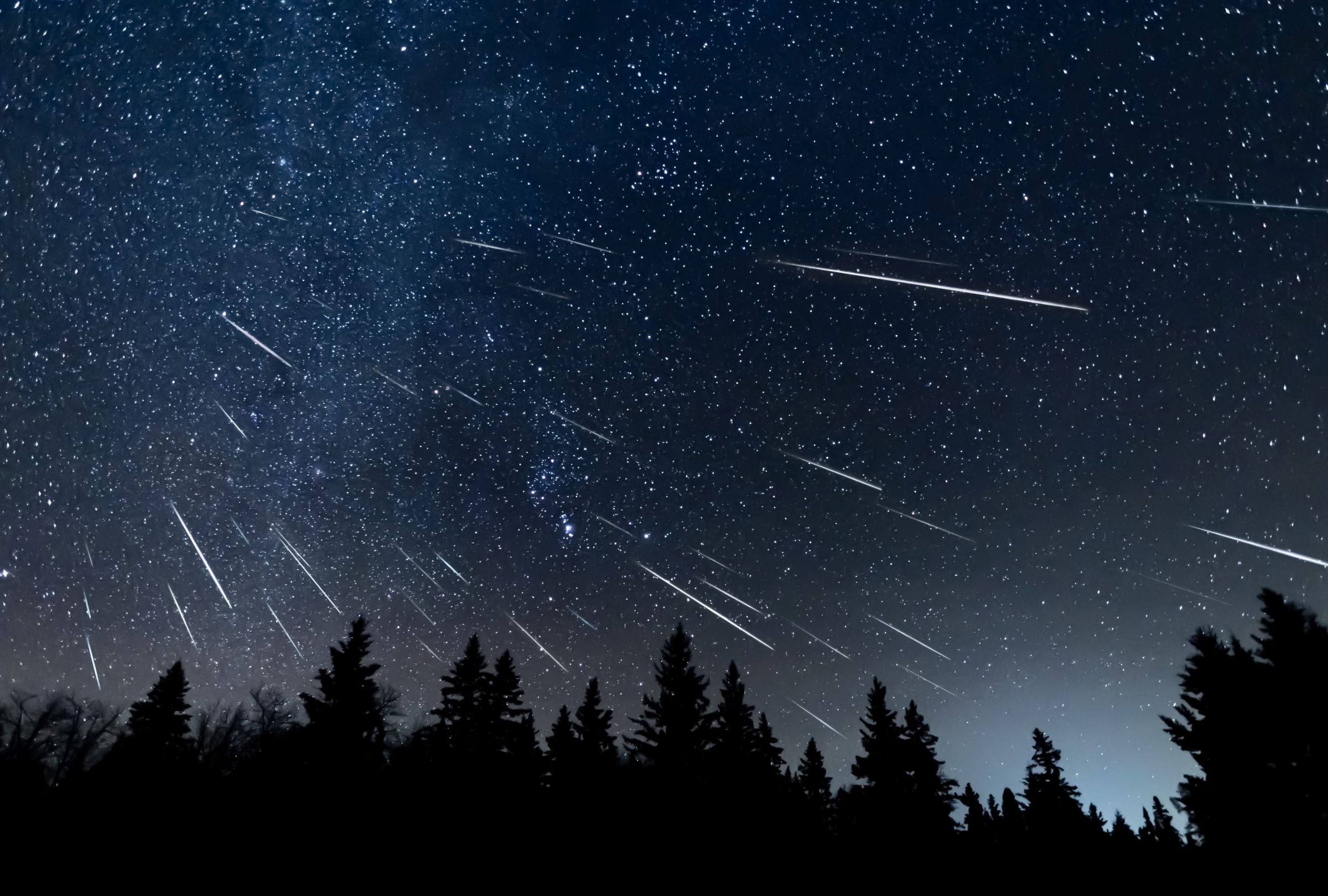 La lluvia de meteoros Gemínidas es famosa por producir meteoros brillantes, coloridos y más frecuentes que otras del año. (Foto: CRAIG TAYLOR / iStock)