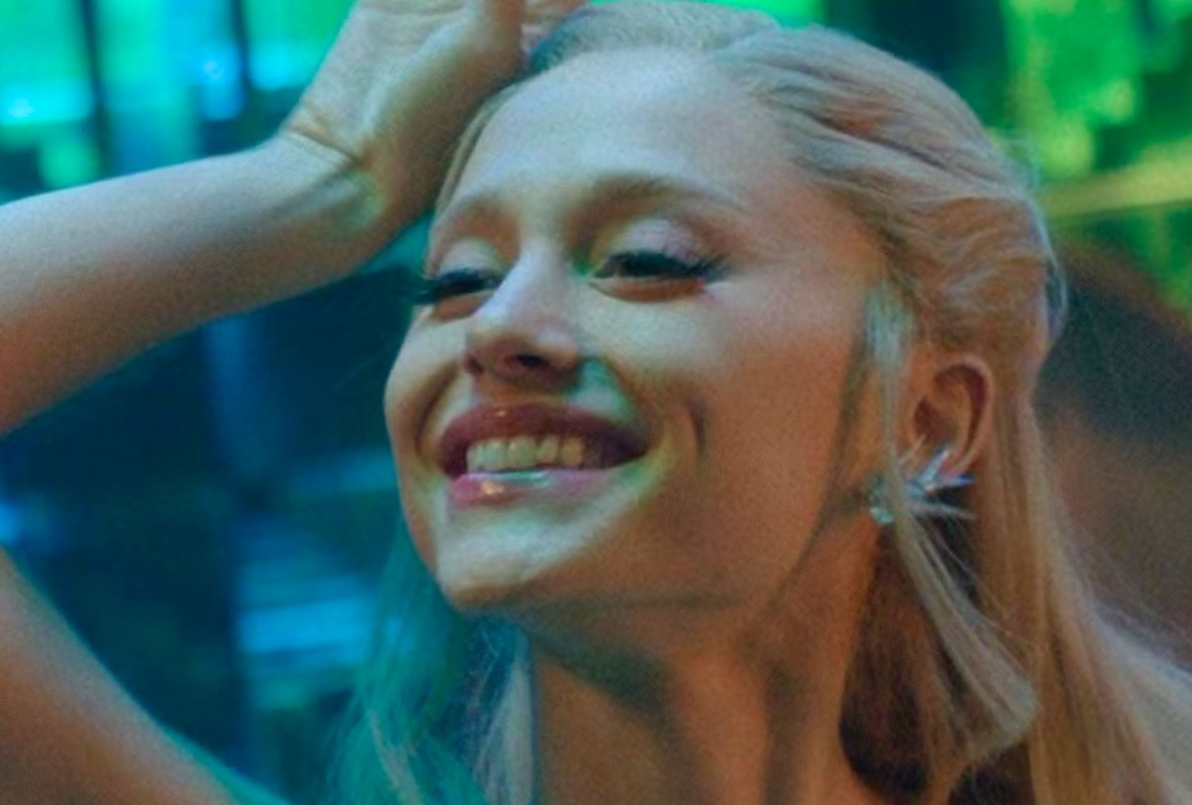 La actriz y cantante Ariana Grande interpreta a Galinda "Glinda" Upland en "Wicked: For Good", película del director Jon M. Chu que se desarrolla a lo largo de 138 minutos de metraje (Foto: Universal Pictures)