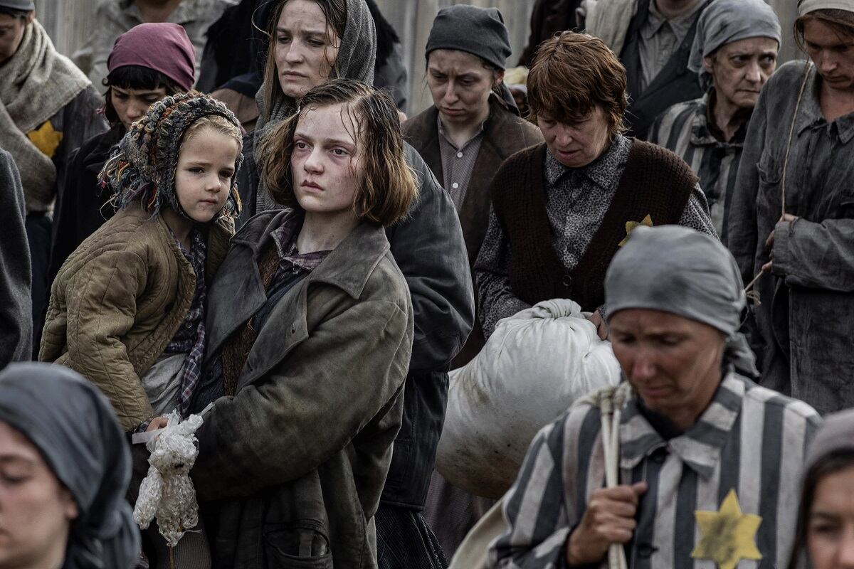 Hannah y Gabi saliendo del campo de intercambio de Bergen-Belsen (Foto: Netflix)