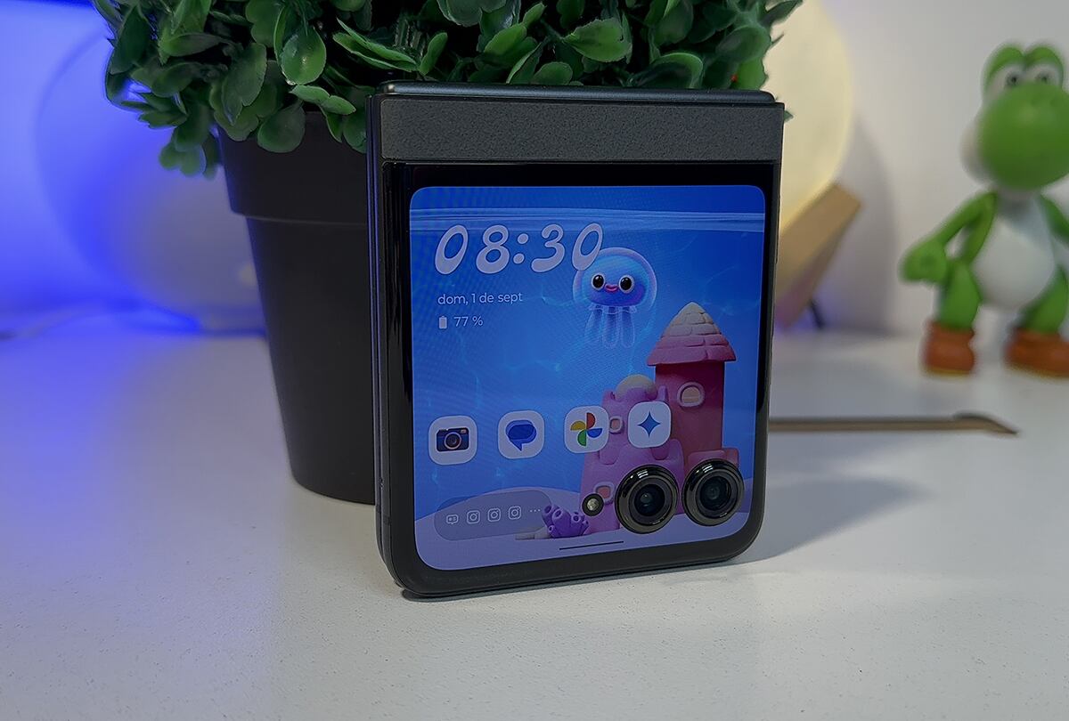 El Motorola Razr 50 trae una estructura muy similar a la de su competidor, salvo algunas pequeñas diferencias. (Foto: MAG)