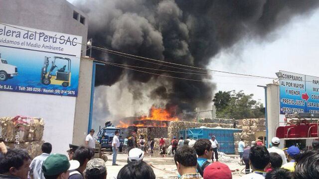 FOTOS: voraz incendio consume una papelera en San Juan de Lurigancho